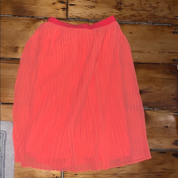 Salmon colored skirt with pleats - Picture 1 of 1